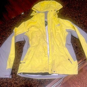 Women’s North Face yellow lined windbreaker XS/TP
